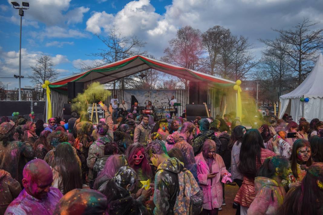 Bu kadar renklere boyanmış festival görmediniz! Baharın gelişini böyle kutladılar 6